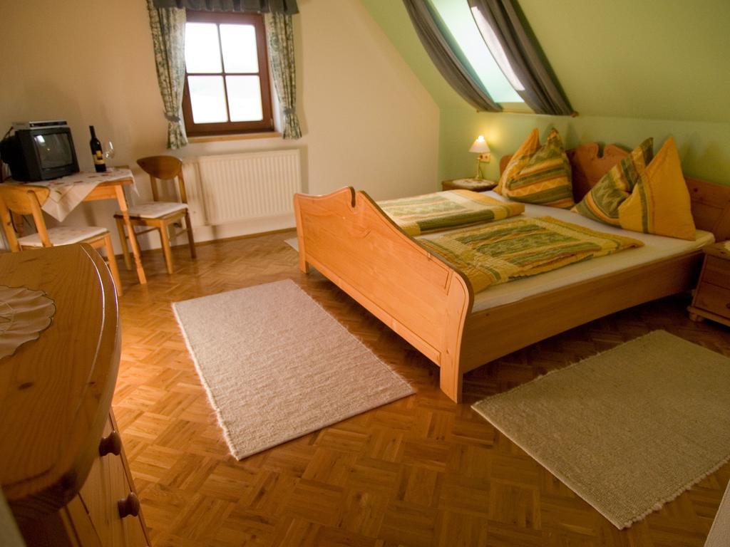Bed and Breakfast Weingut Schwarzl Ratsch an der Weinstraße Zimmer foto