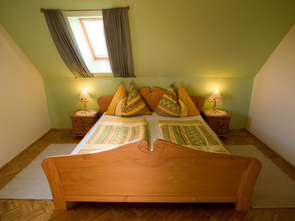 Bed and Breakfast Weingut Schwarzl Ratsch an der Weinstraße Zimmer foto