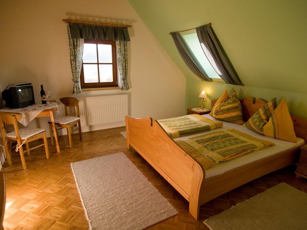 Bed and Breakfast Weingut Schwarzl Ratsch an der Weinstraße Zimmer foto